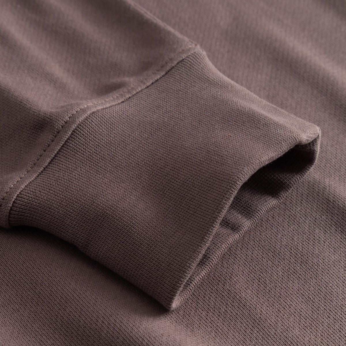 A detailed close-up of the ribbed cuff and sleeve of the Sweatshirt Bettna in Sparrow Brown.