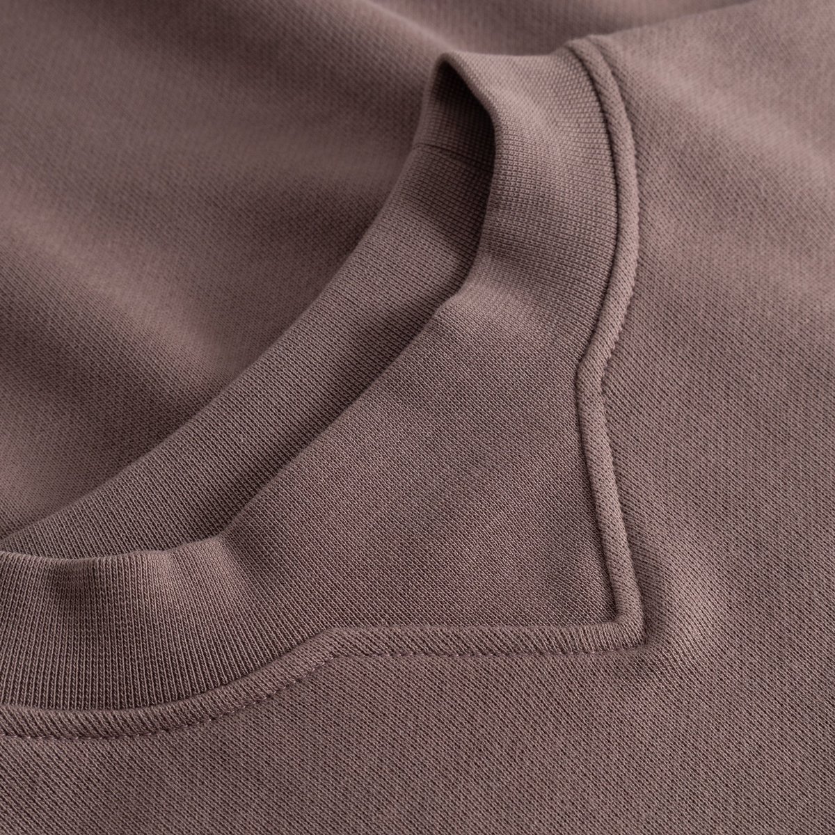 A close-up view highlighting the neat V-shaped ribbing at the neck of the Sweatshirt Gia in Sparrow Brown.