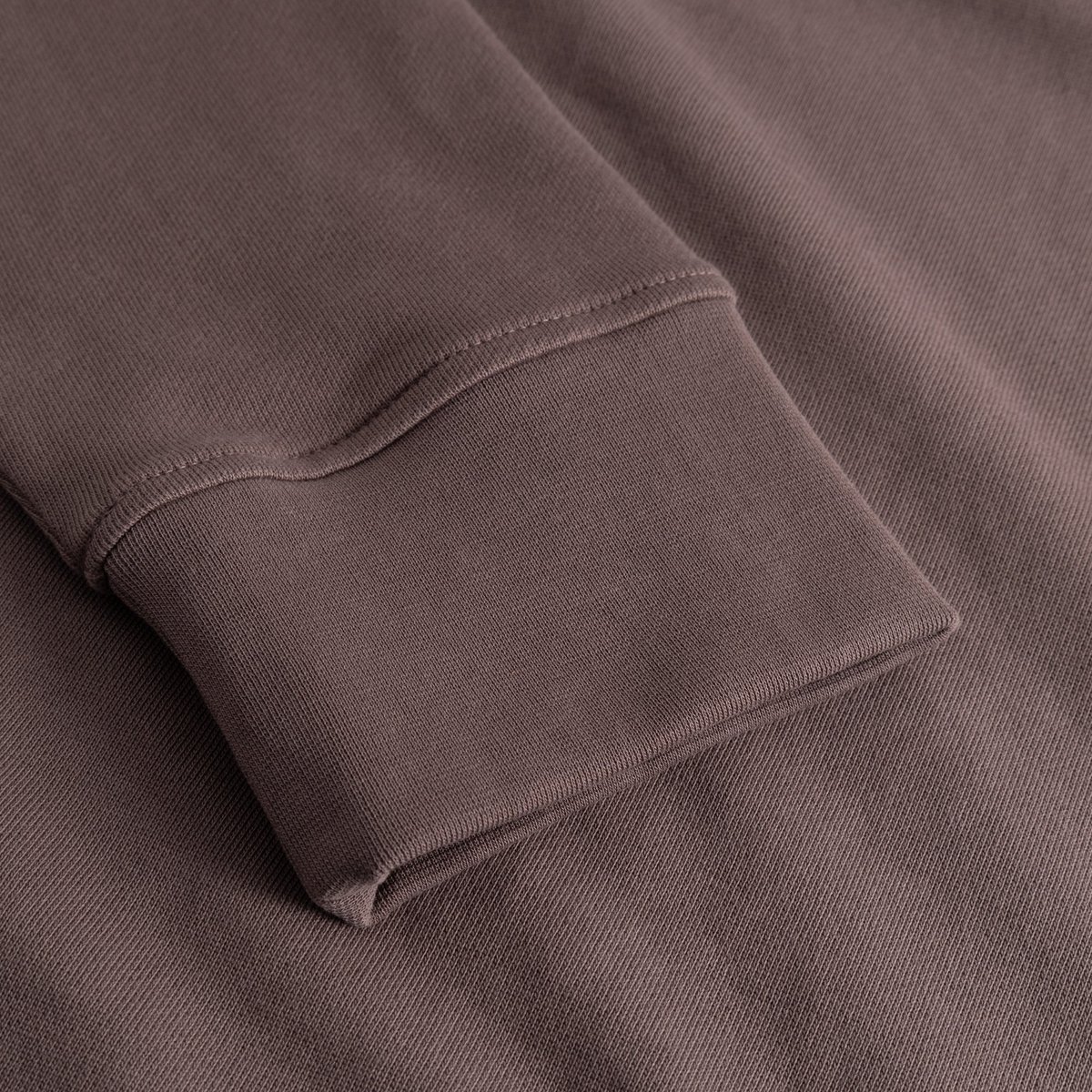 A close-up of the soft, wide ribbed cuff on the Sweatshirt Gia Sparrow Brown, showcasing its quality organic cotton fabric.