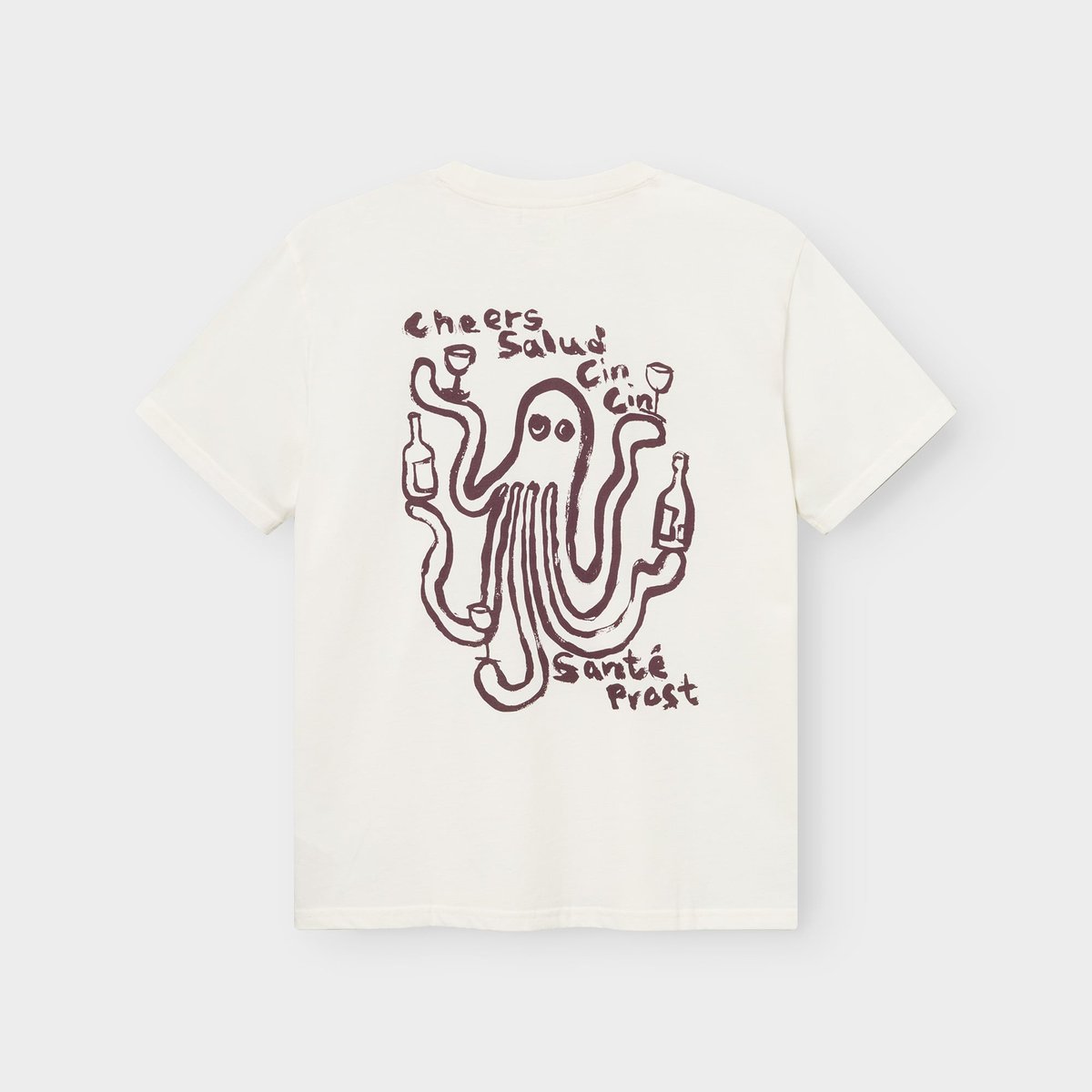 Rückansicht eines cremeweißen T-Shirts mit Oktopus-Print, der Weingläser hält, und „Cheers“ in mehreren Sprachen.