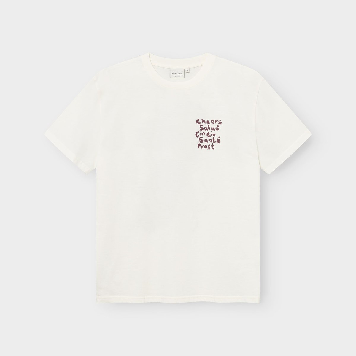 Studioaufnahme des T-Shirts Stockholm Cheers Salud in Cremeweiß mit dem Brustaufdruck „Cheers“ in verschiedenen Sprachen.