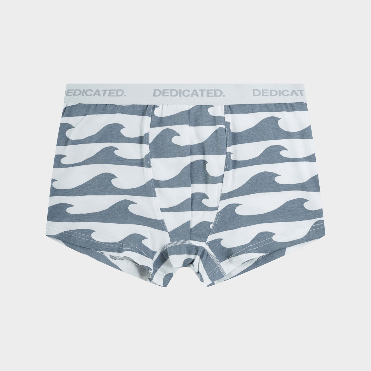 Ein Paar Dedicated Kalix Boxershorts mit Allover-Wellenprint in Grau und Weiß, fotografiert vor einem schlichten Hintergrund.
