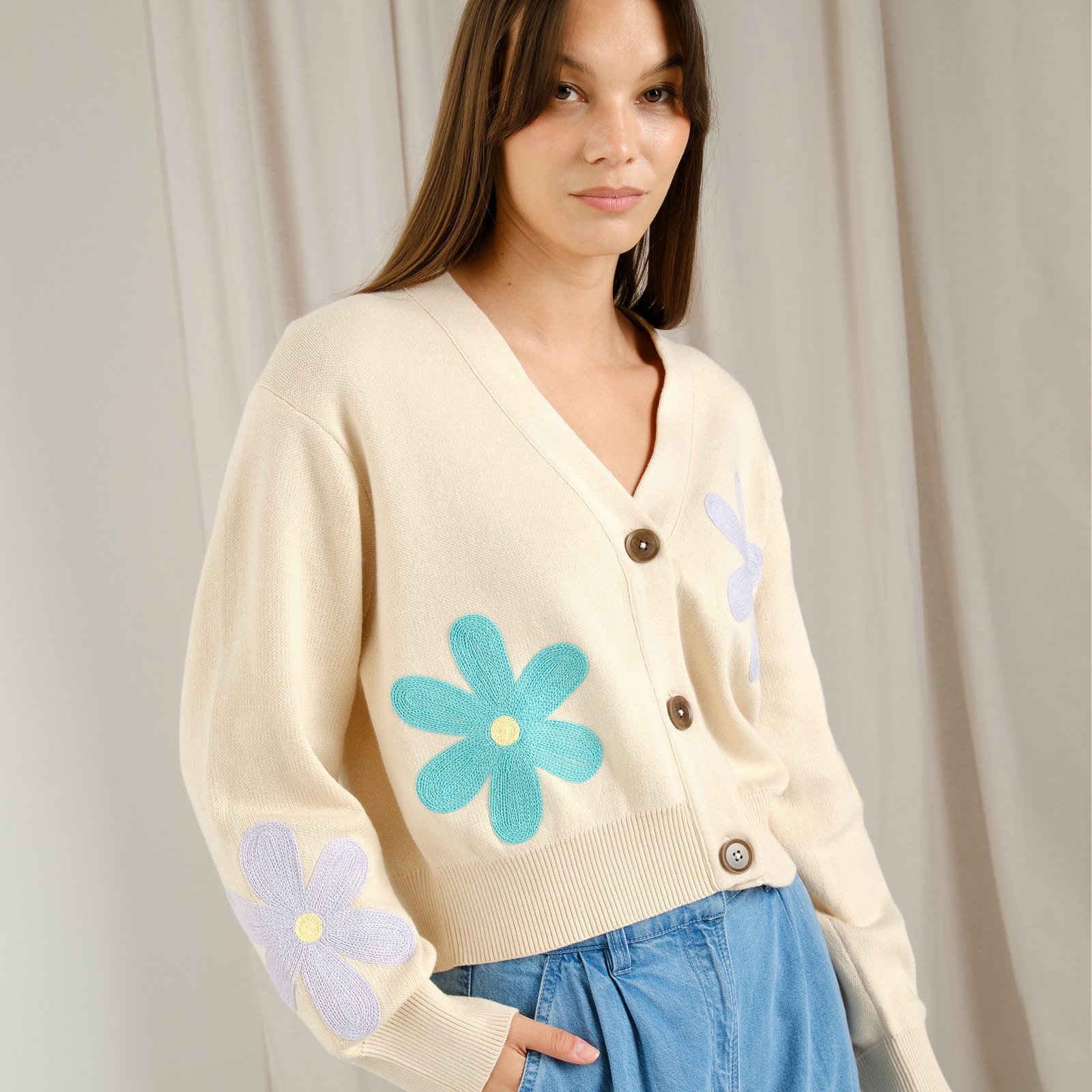 Cardigan Kanan Application Flower Vanilla White