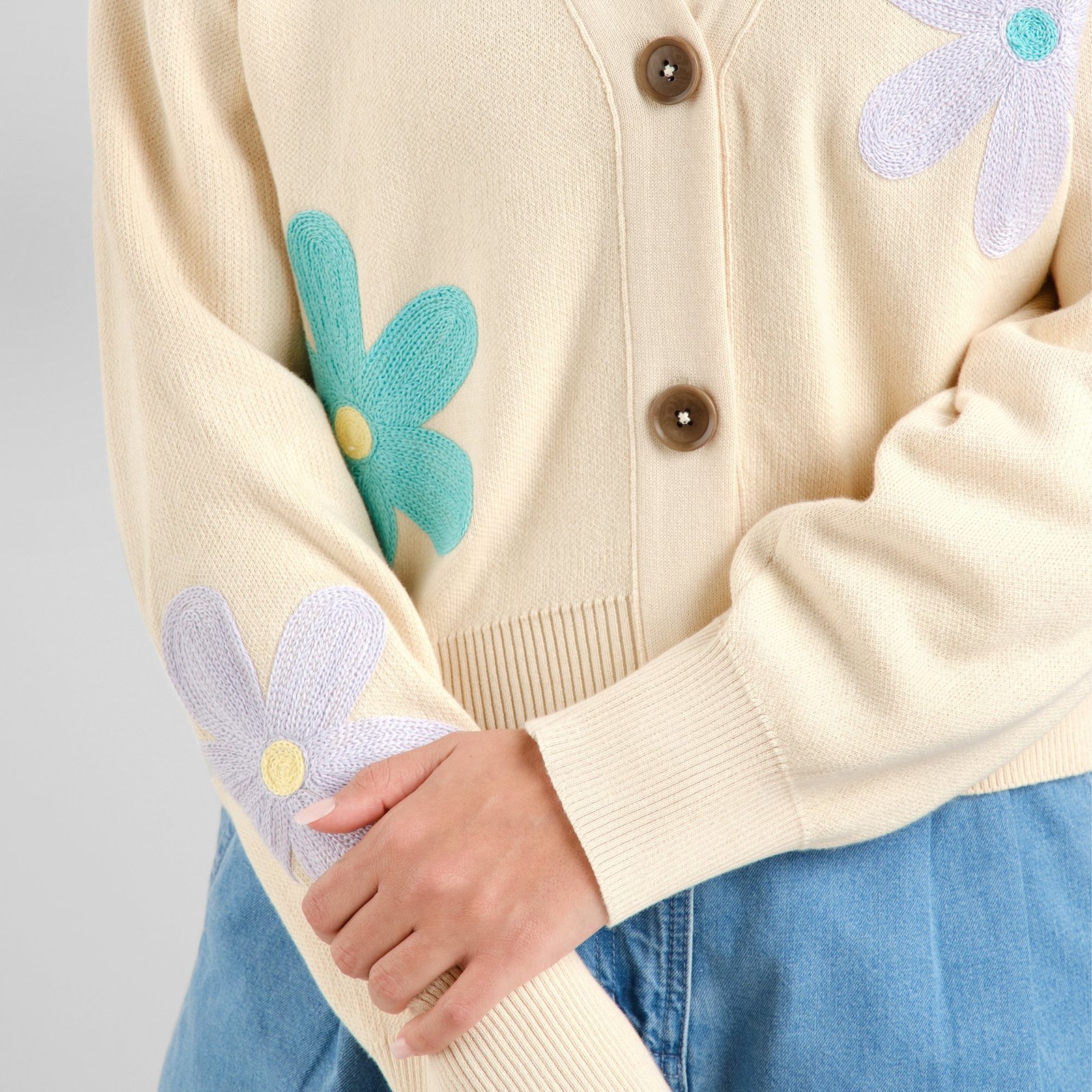 Cardigan Kanan Application Flower Vanilla White