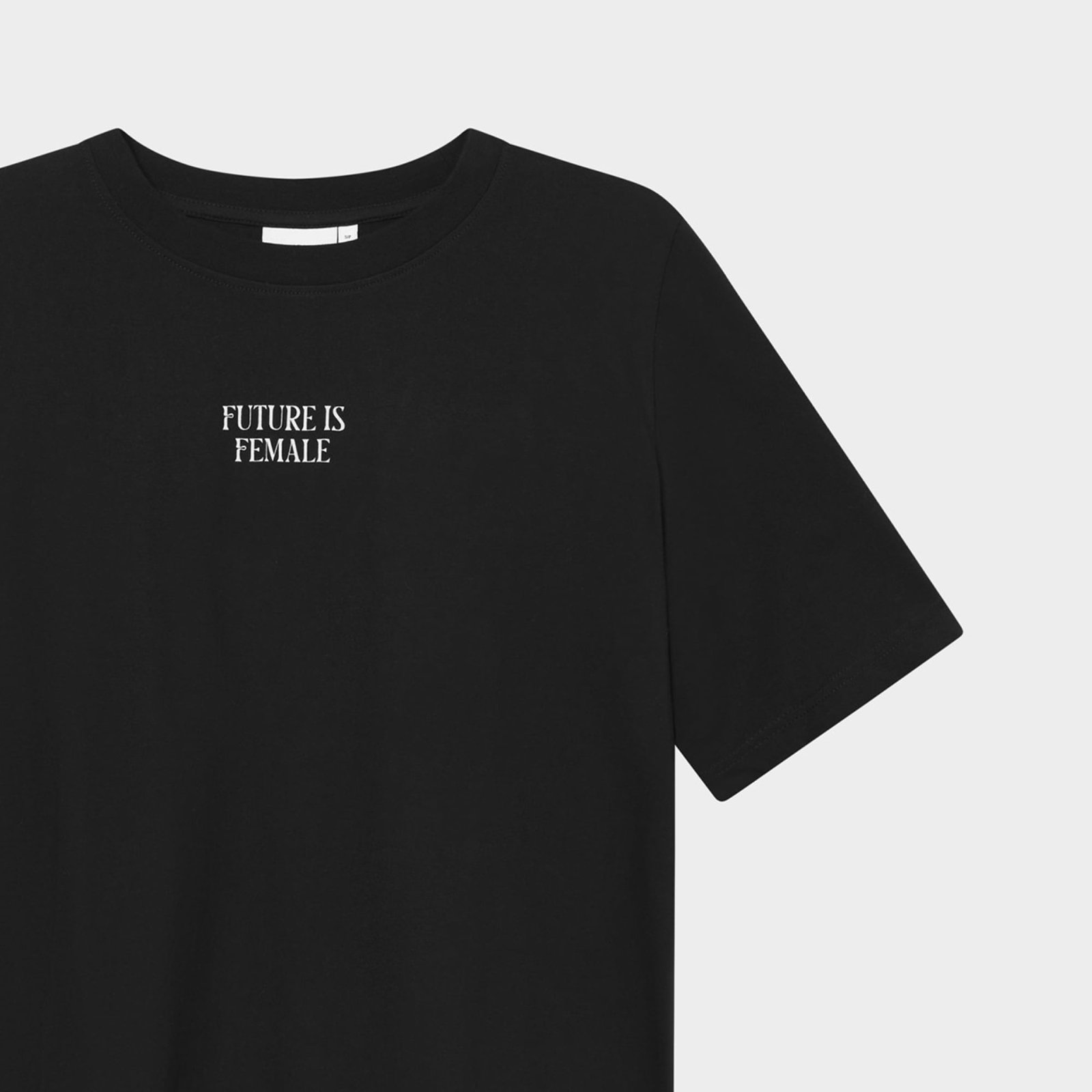 T-shirt Vadstena Future is Female Black