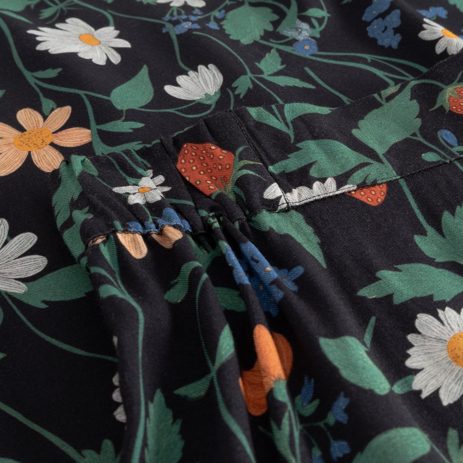 Skirt Viken Strawberry Field Black