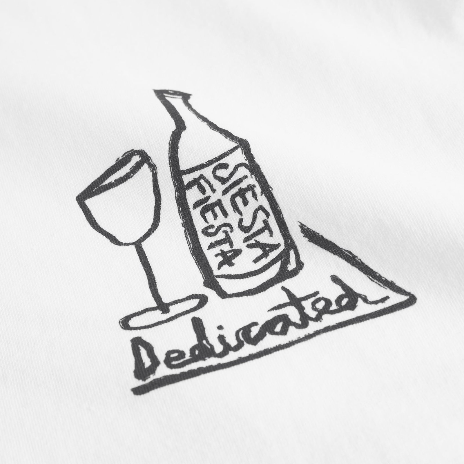 Nahaufnahme der verspielten 'Siesta Fiesta'-Grafik mit einer handgezeichneten Weinflasche und Weinglas auf weißem T-Shirt.