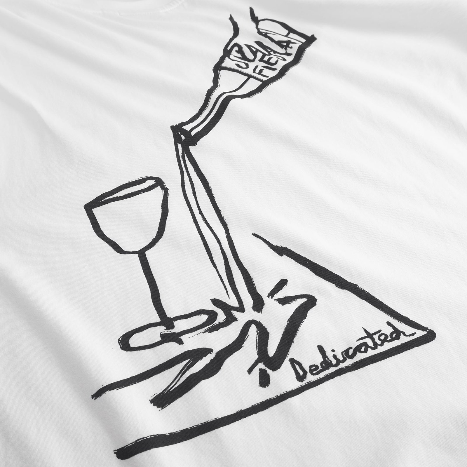 Nahaufnahme des Grafikprints auf dem T-Shirt Stockholm Pour Some, mit einer skizzenhaften Zeichnung von verschüttetem Wein.