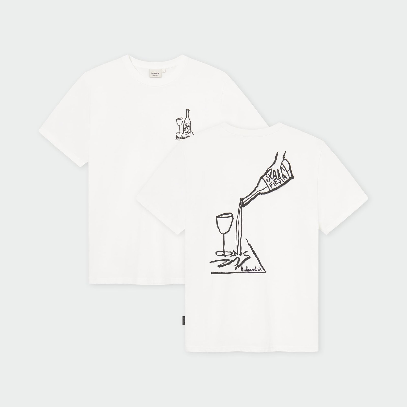Vorder- und Rückseite des weißen T-Shirts Stockholm Pour Some mit Strichzeichnung einer Flasche, die in ein Glas gießt.