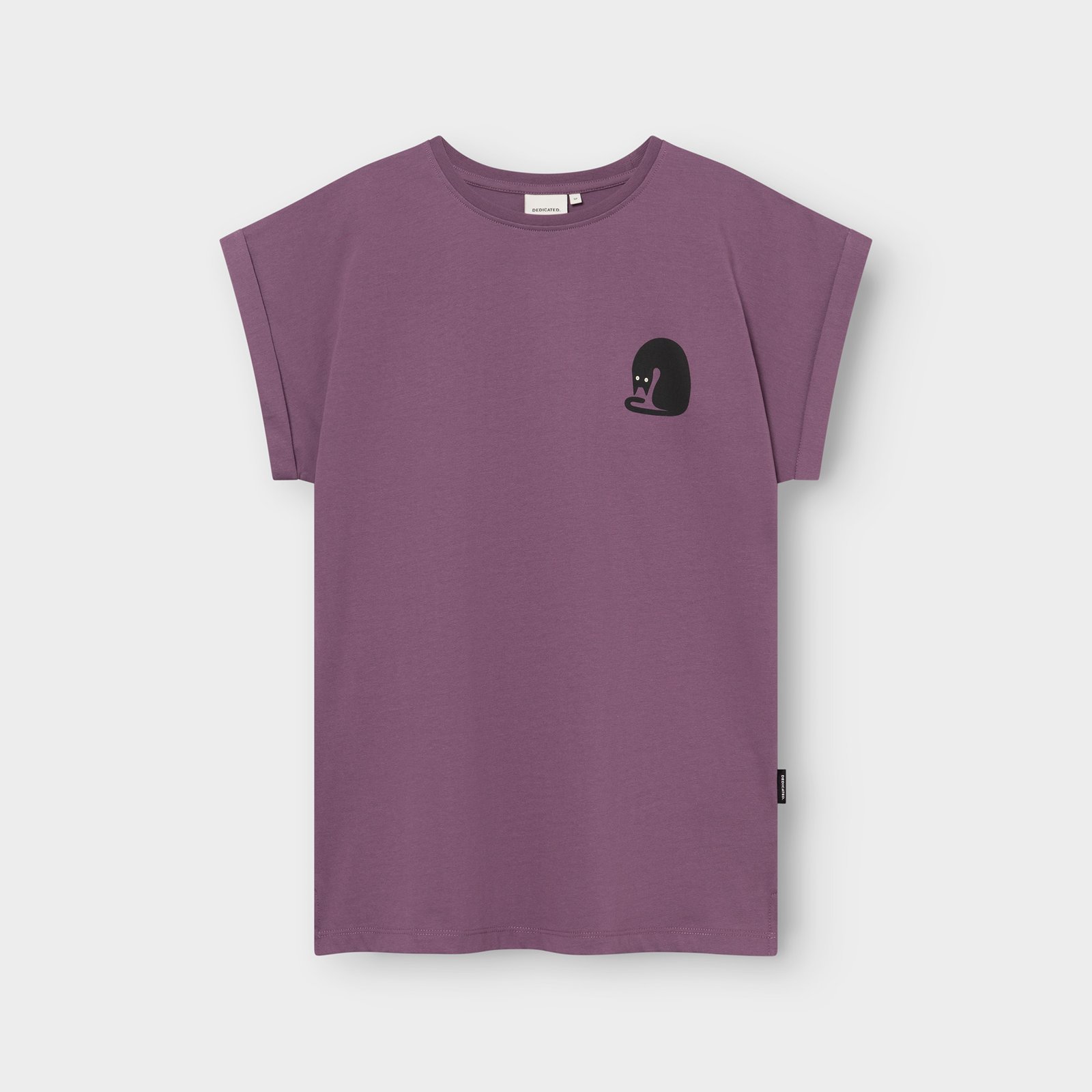 Front view of the T-shirt Visby in berry purple, featuring a small black 'Curious Cat' graphic on the chest.