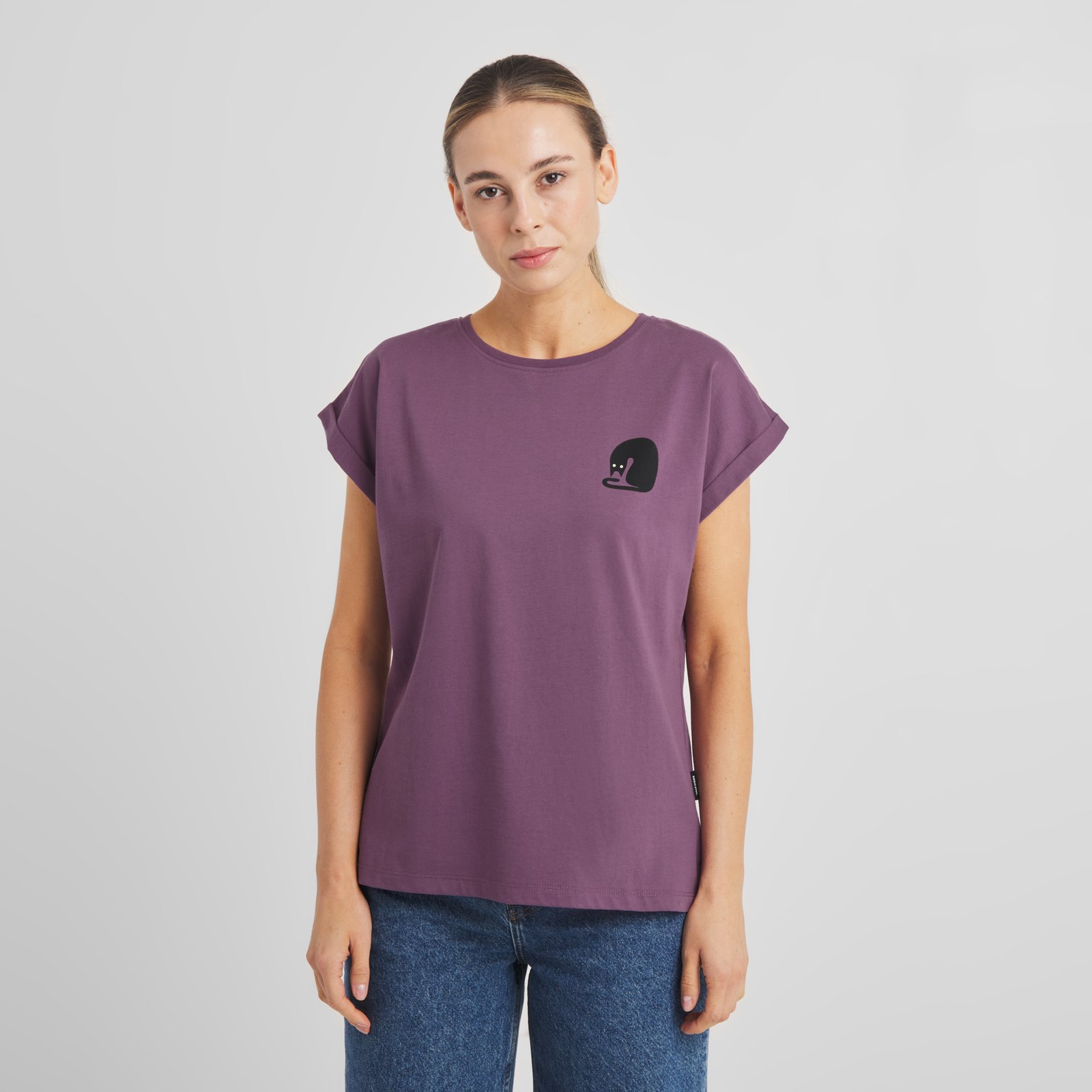 A model wears the T-shirt Visby Curious Cat in Berry Purple, a slim-fit tee with a small cat embroidery on the chest.