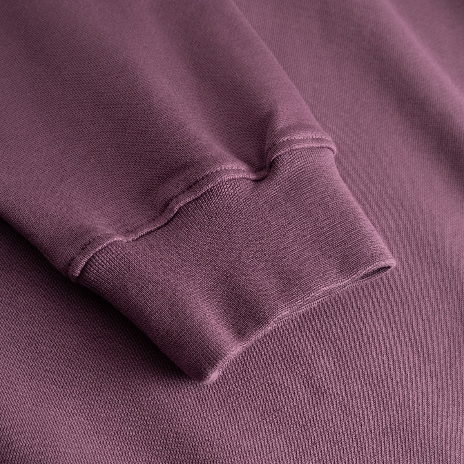 A close-up of the ribbed cuff and sleeve of the Sweatshirt Malmoe Base in Berry Purple, showing the soft fabric detail.