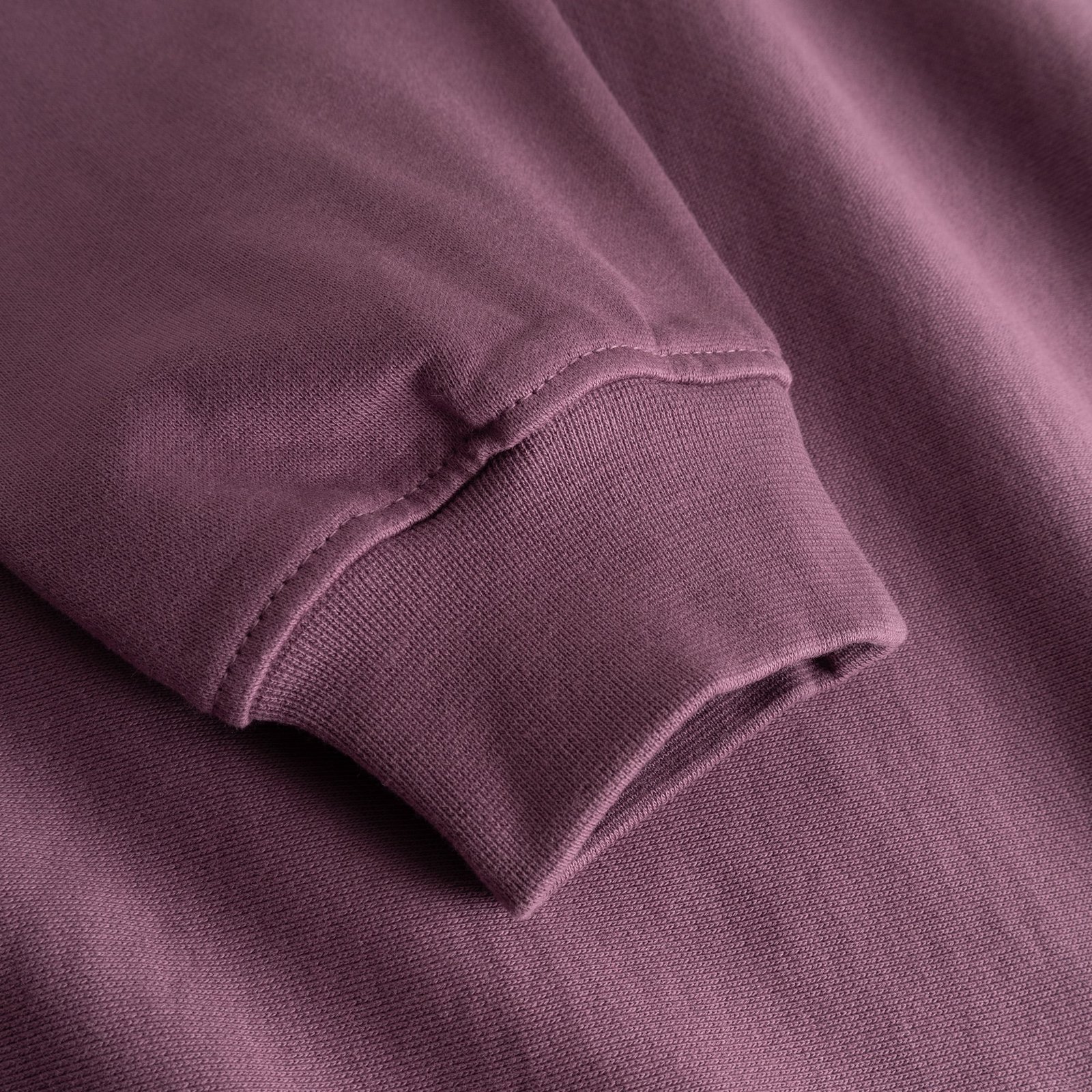 Close-up detail of the ribbed sleeve cuff on the Sweatshirt Ystad in a rich Berry Purple color.