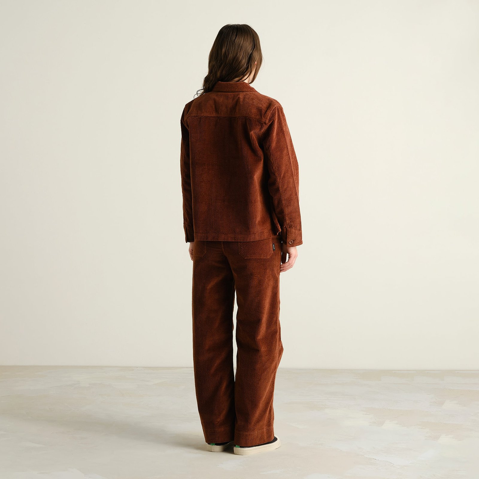 Back view of a model wearing the Workwear Pants Vara Corduroy in Cappuccino Brown, styled with the matching corduroy jacket.