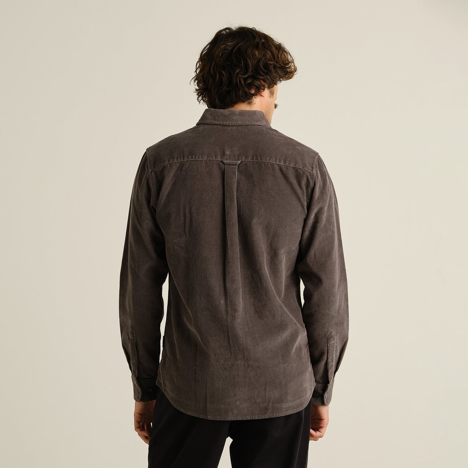 Back view of a model wearing the Shirt Varberg Corduroy Rock Grey, showing off the classic fit and box pleat detail.