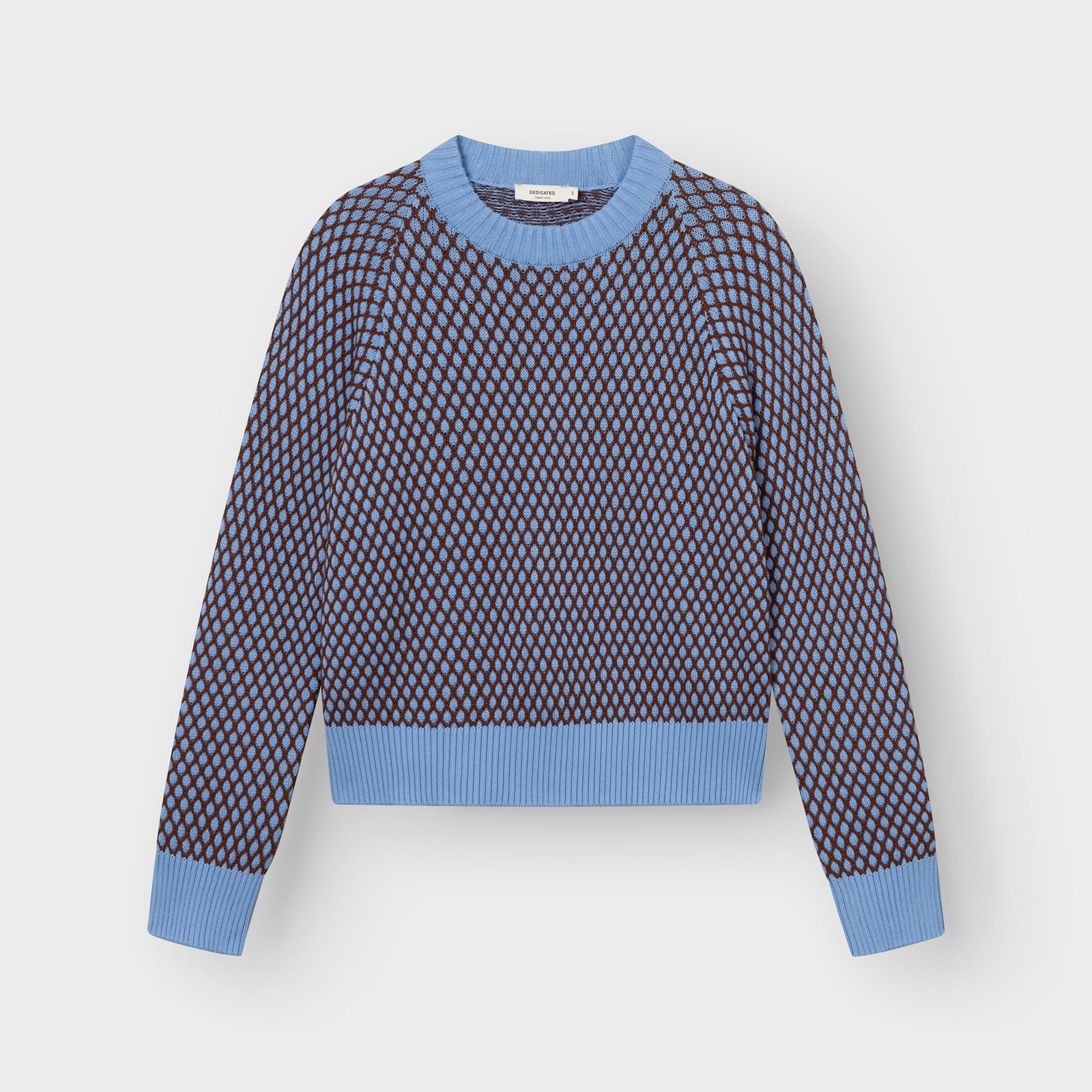 Studiobild på tröjan Husie Bubble Knit i blåklintsblått och cappuccinobrunt, fotograferad platt.