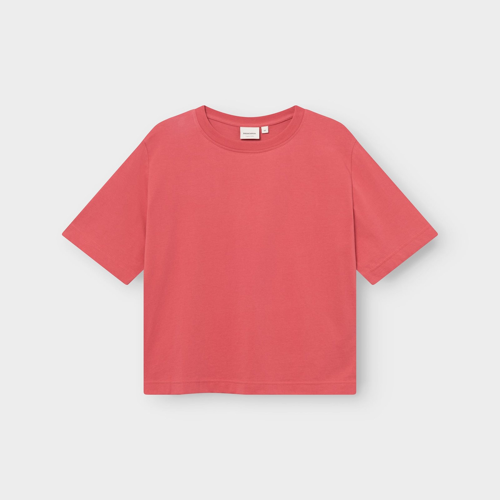 The women's Vadstena Base T-shirt in Holly Red. A relaxed-fit essential, captured in a flat-lay studio shot.