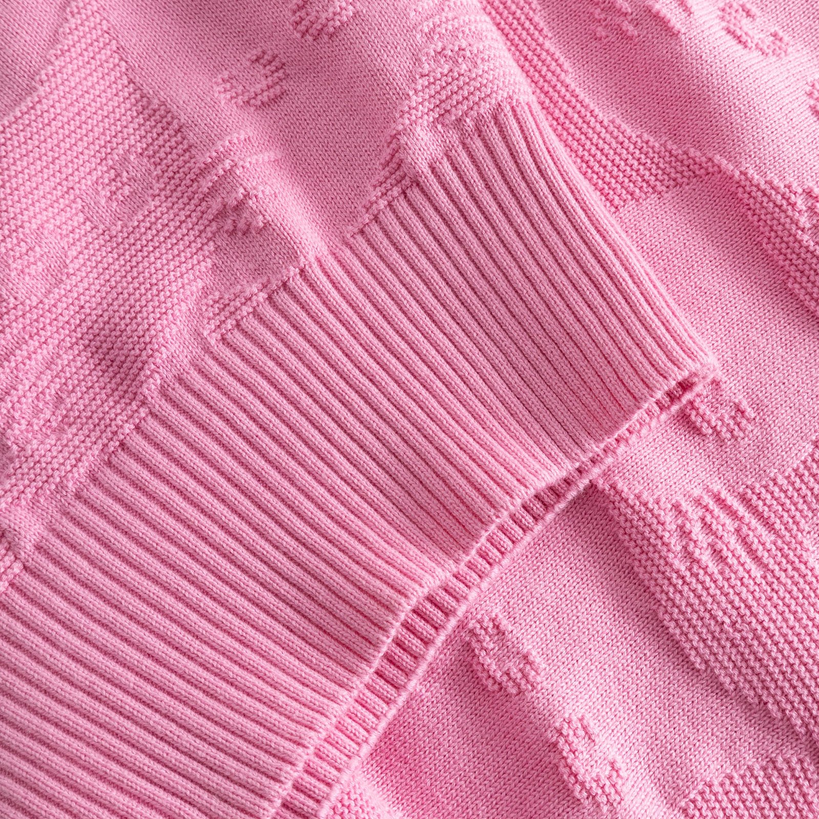 A detailed close-up of the pink Sweater Husie, showcasing the playful Pepita Cats knit pattern and cozy ribbed details.