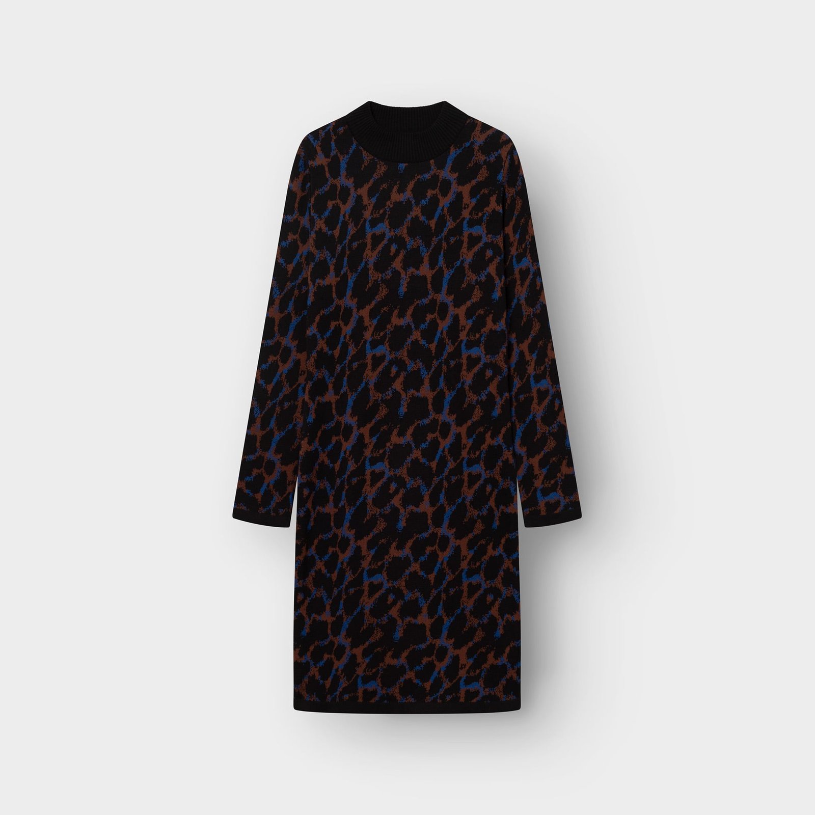 Studioaufnahme des Kleides Lo Leopard Multi Color, ein langärmeliges Strickkleid mit einem Muster in Schwarz, Braun und Blau.