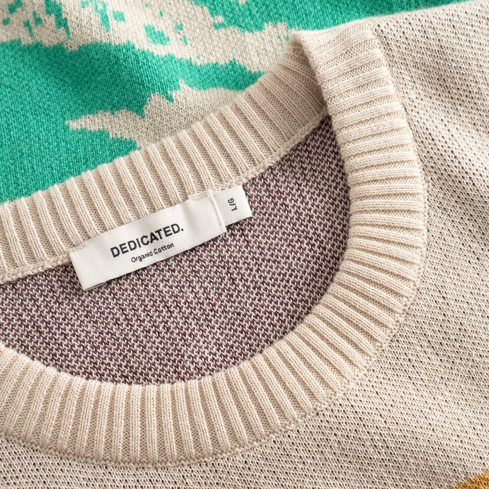 A close-up detail shot of the Sweater Mora Retro Ski Blocks, focusing on the soft ribbed neckline and organic cotton label.
