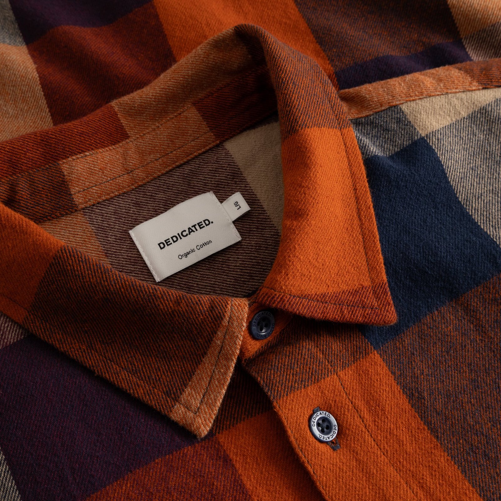 Close-up of the collar on the Shirt Rute Flannel, highlighting the soft organic cotton and muted multi-color check pattern.