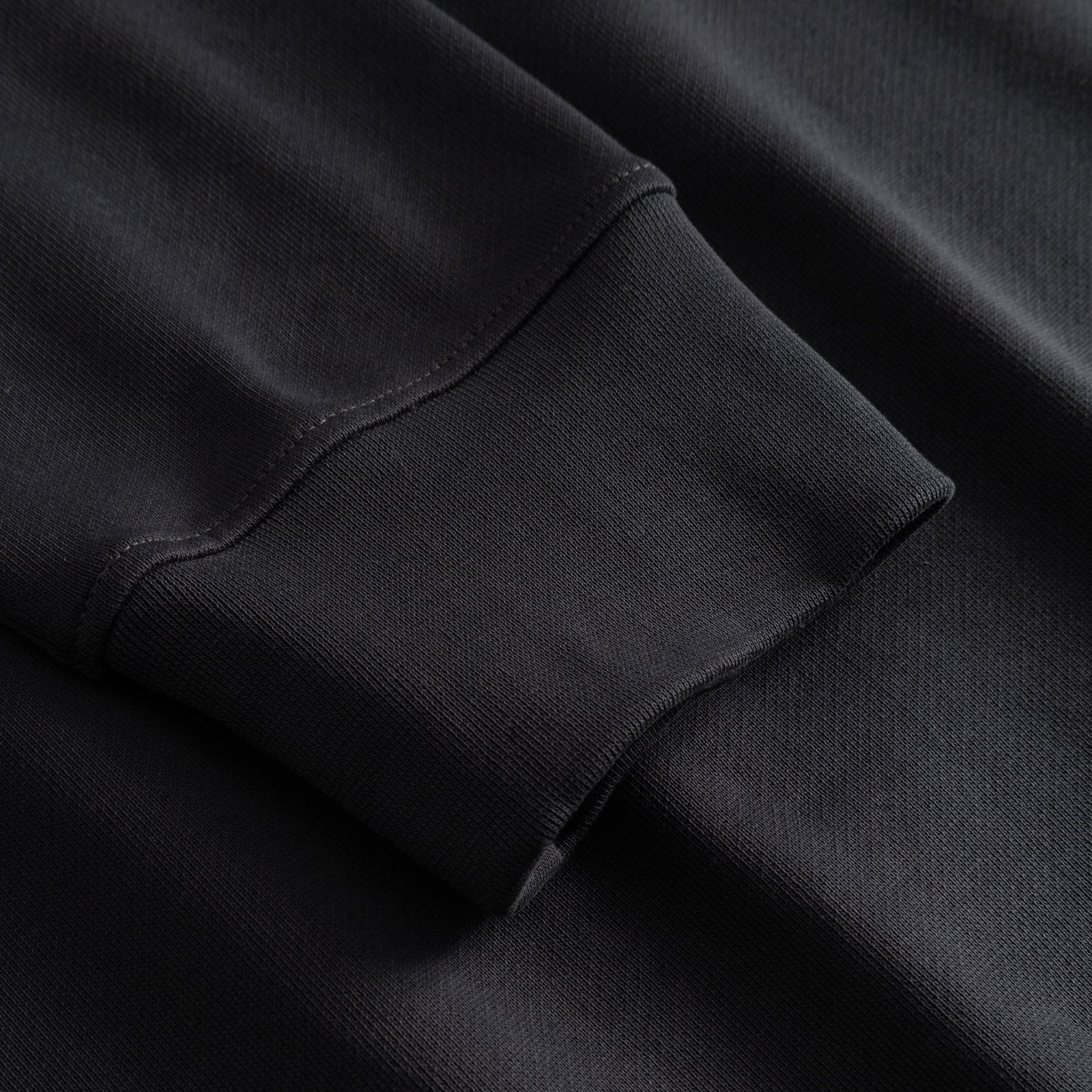 Close-up detail of the ribbed cuff on the Half Zip Sweatshirt Sandvalla in Phantom Black.