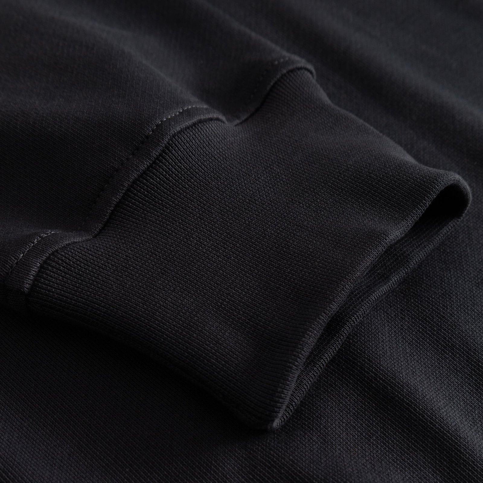 A close-up of the heavyweight ribbed cuff on the Sweatshirt Bettna in Phantom Black.