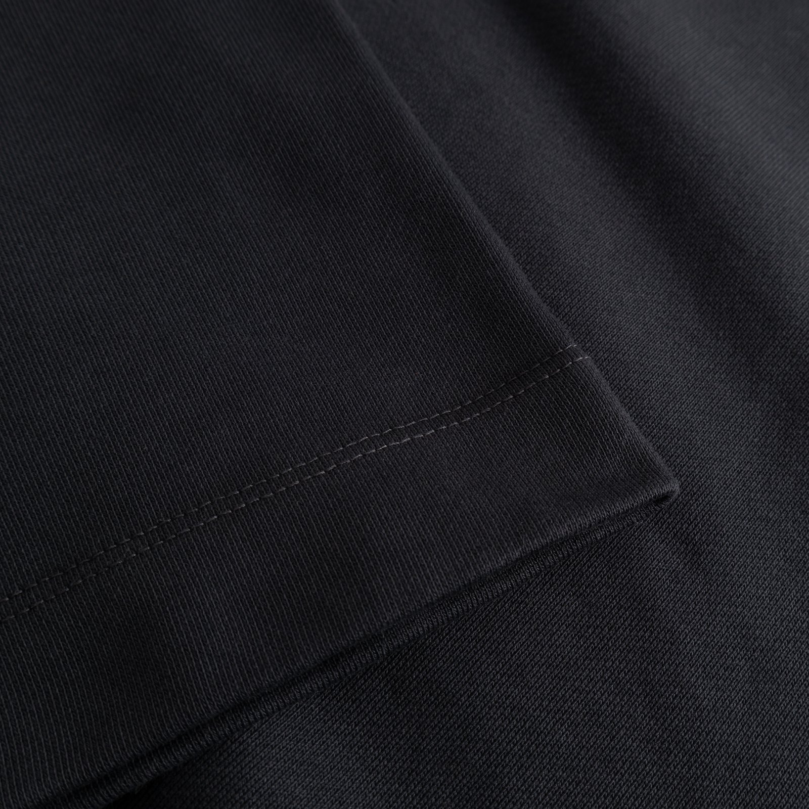 Close-up of the wide ribbed cuff on the Sweatshirt Gia in Phantom Black, showing the soft French terry fabric and details.