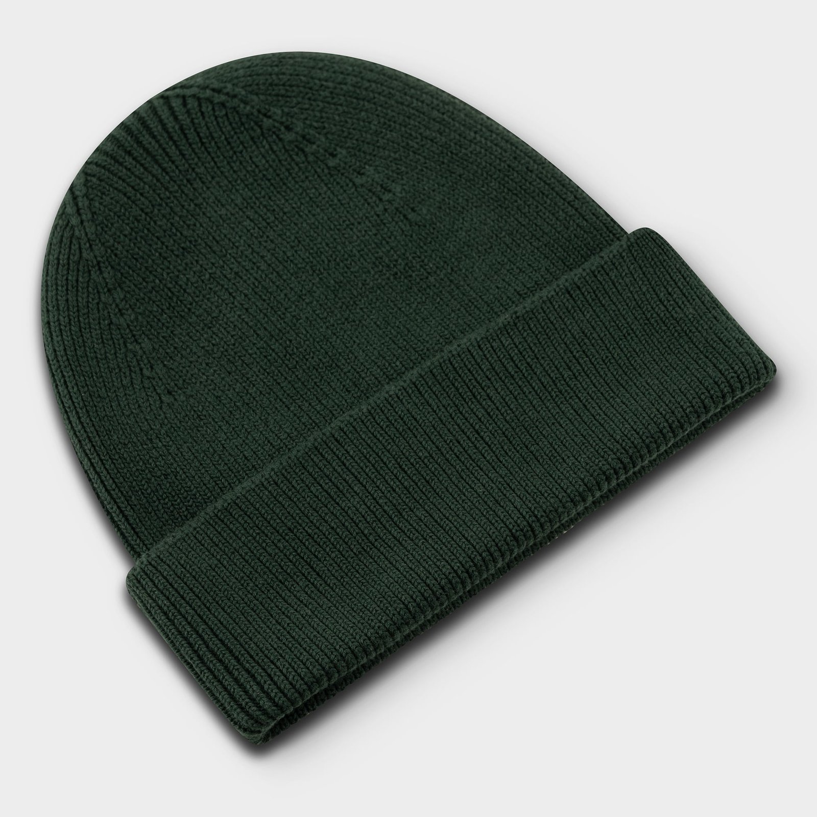 Studio shot of the chunky-knit Beanie Hemavan in dark green, shown on a light grey background.