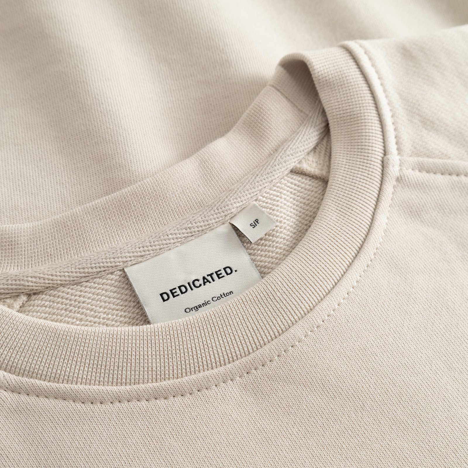 A closer look at the soft organic cotton and comfy ribbed neckline of the Sweatshirt Ystad in oat white.