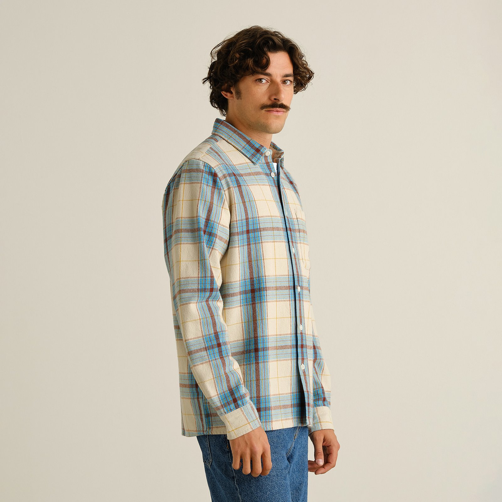 Profil du mannequin portant la chemise Rute Flannel Tartan Check Oat White, coupe décontractée pour un look quotidien.