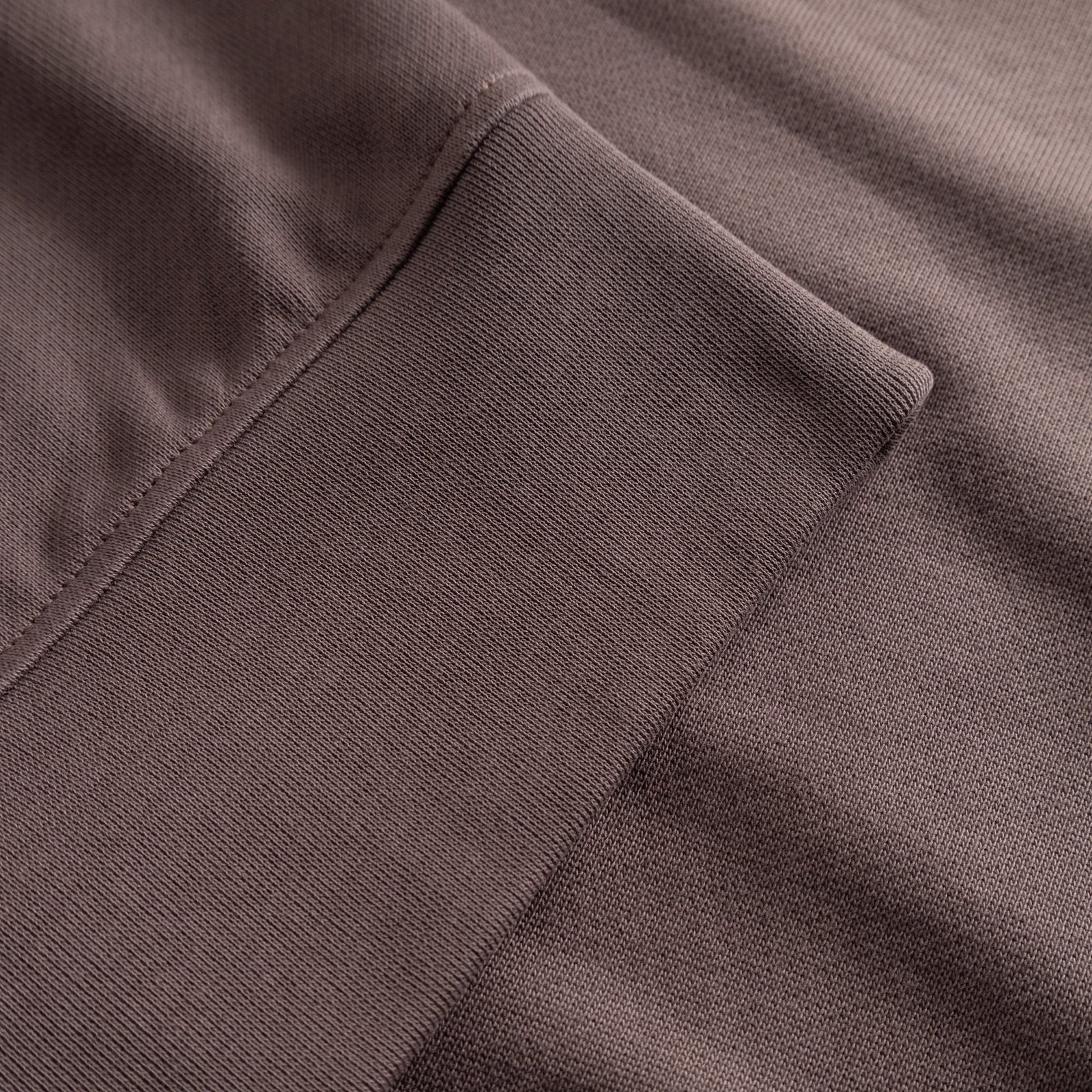 A close-up shot showing the ribbed cuff detail on the Half Zip Sweatshirt Sandvalla in Sparrow Brown.