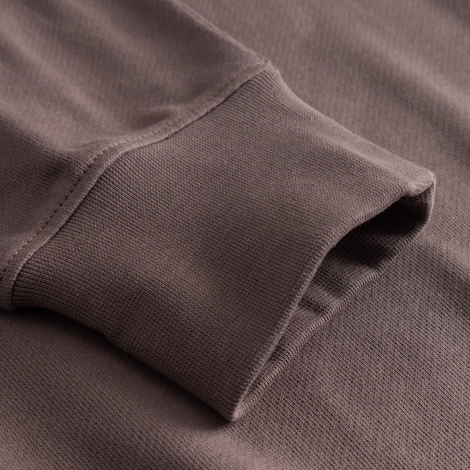 A detailed close-up of the ribbed cuff and sleeve of the Sweatshirt Bettna in Sparrow Brown.