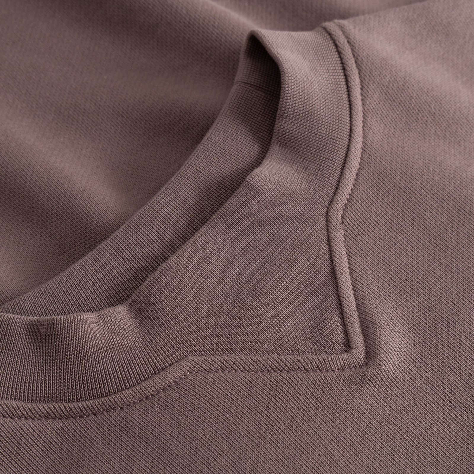 A close-up view highlighting the neat V-shaped ribbing at the neck of the Sweatshirt Gia in Sparrow Brown.
