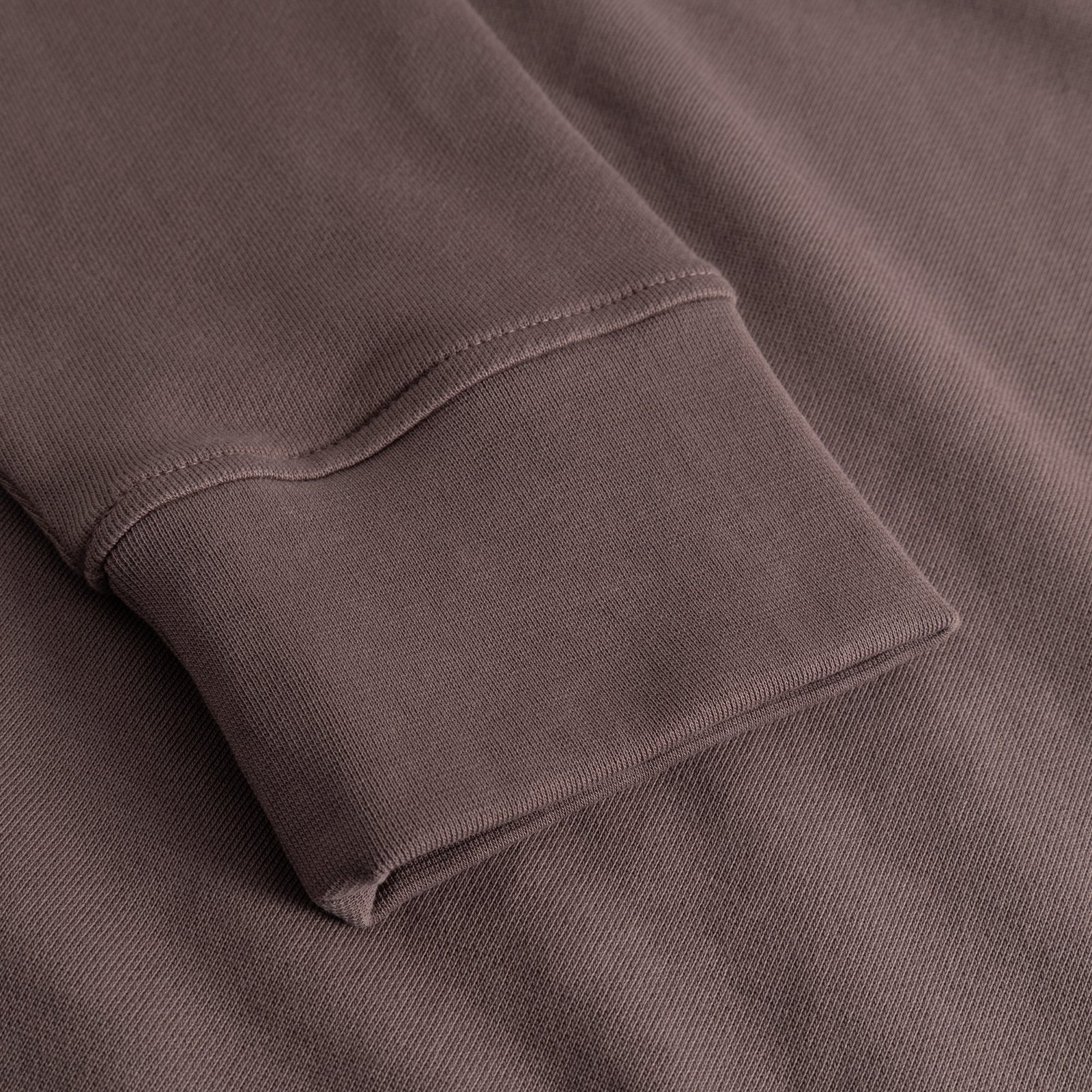 A close-up of the soft, wide ribbed cuff on the Sweatshirt Gia Sparrow Brown, showcasing its quality organic cotton fabric.