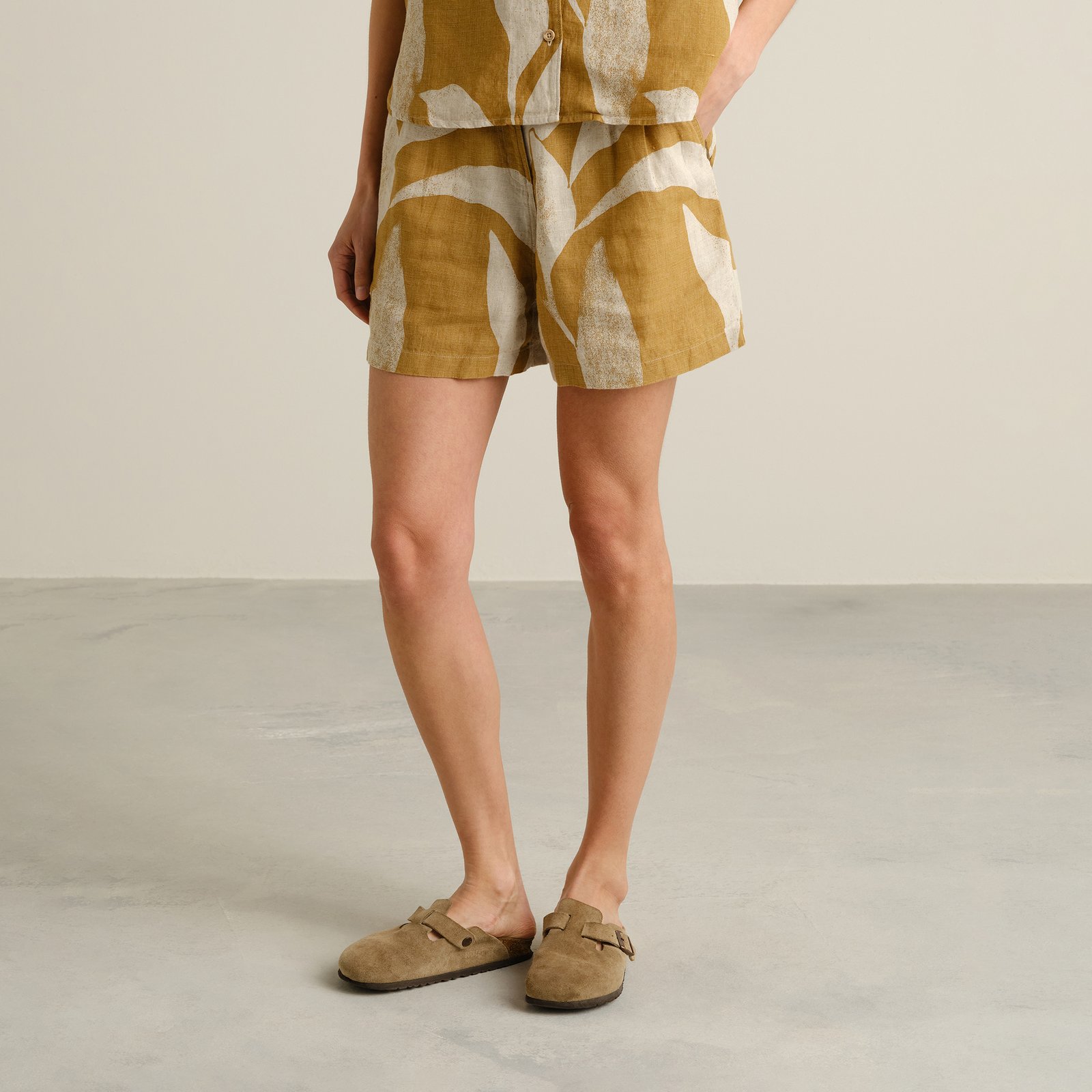 Shorts Djupvik Linen Abstract Leaf Bronze Yellow