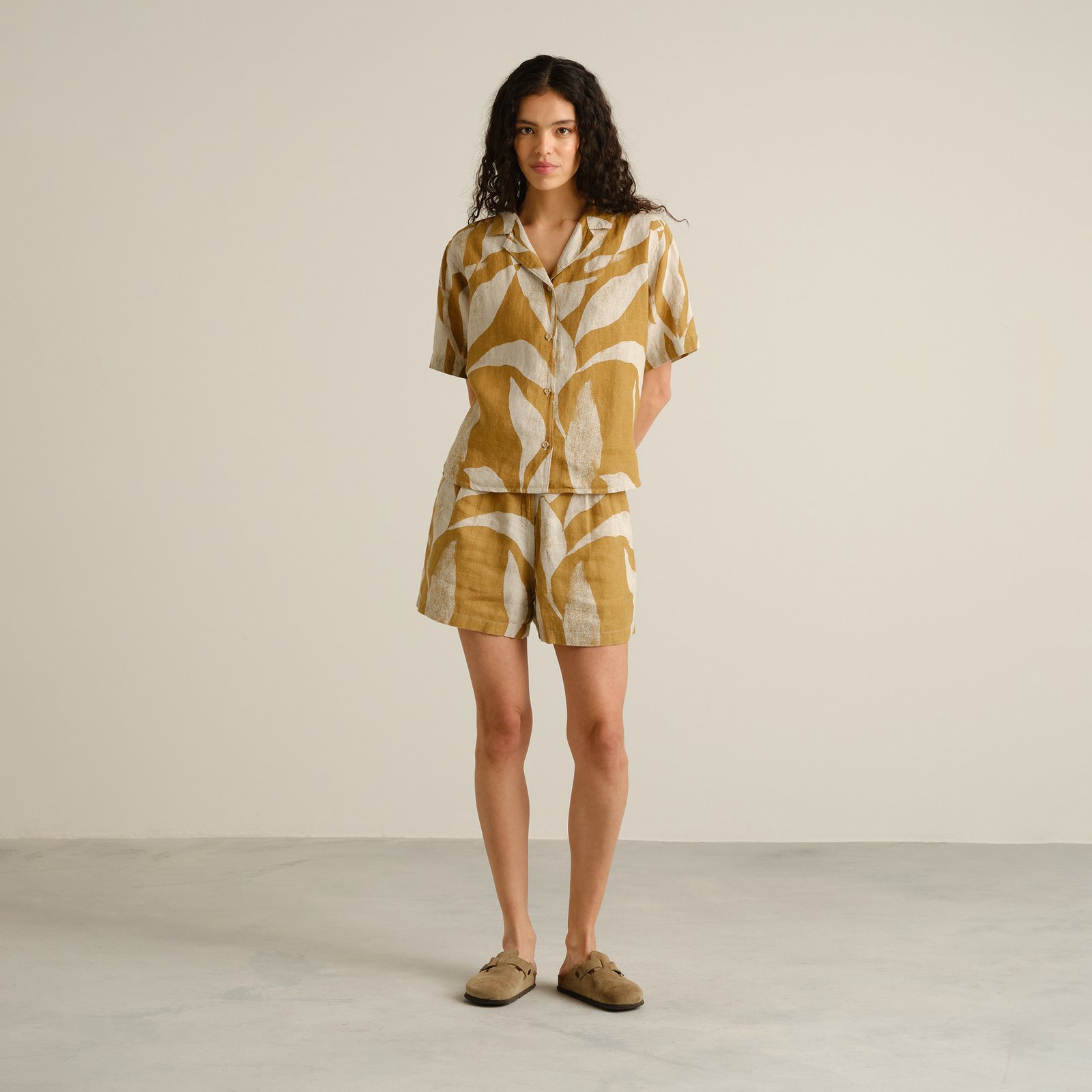 Shorts Djupvik Linen Abstract Leaf Bronze Yellow
