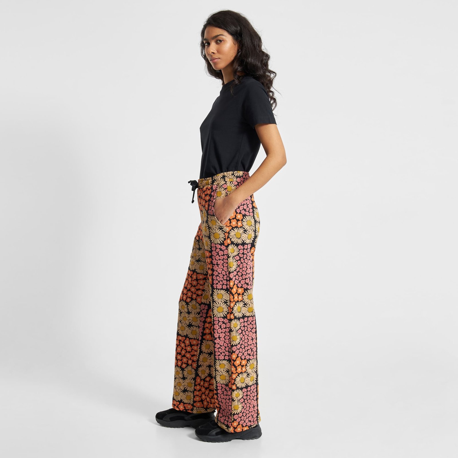 Sweatpants Lomma Small Flowers AOP Black