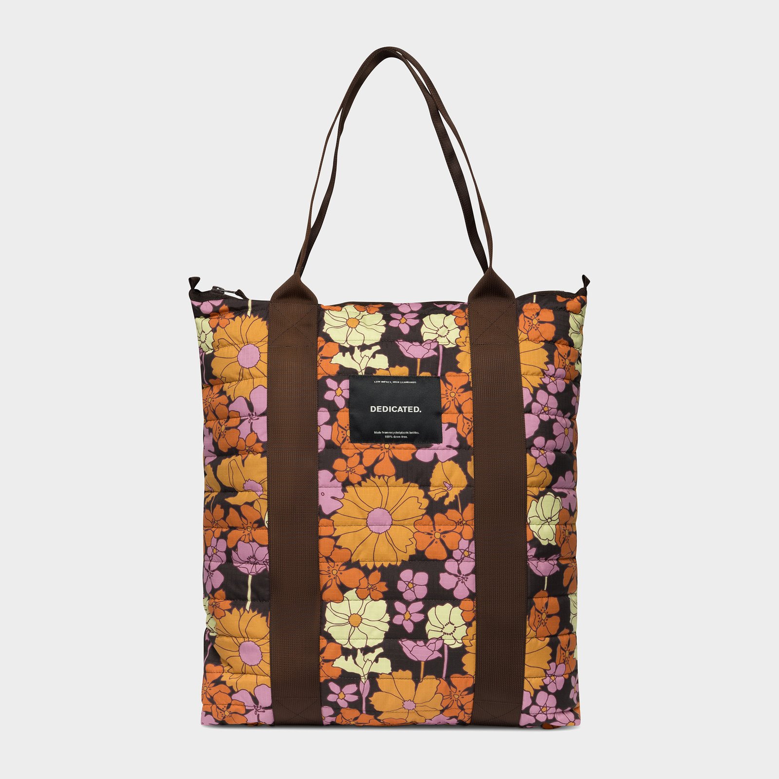 Vorderansicht der gesteppten Tragetasche Kastrup von Dedicated mit buntem Retro-Blumenprint und braunen Trägern.