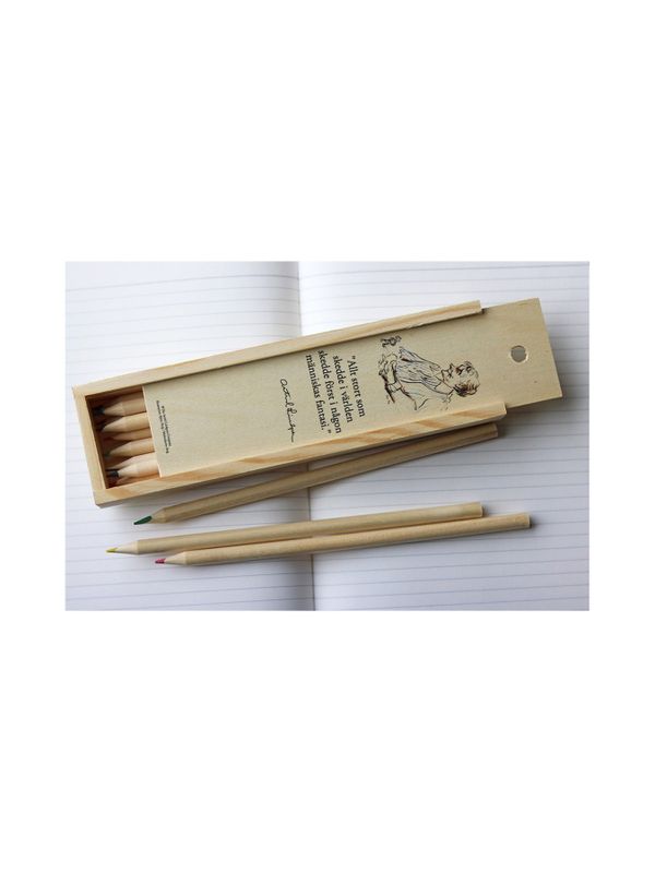 Buntstifte in einer Holzschachtel mit Astrid Lindgren-Zitat