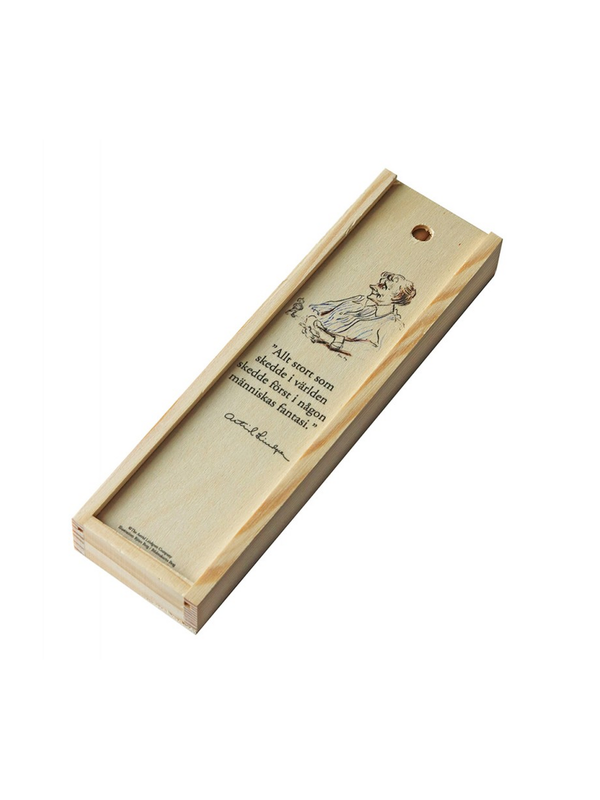 Buntstifte in einer Holzschachtel mit Astrid Lindgren-Zitat