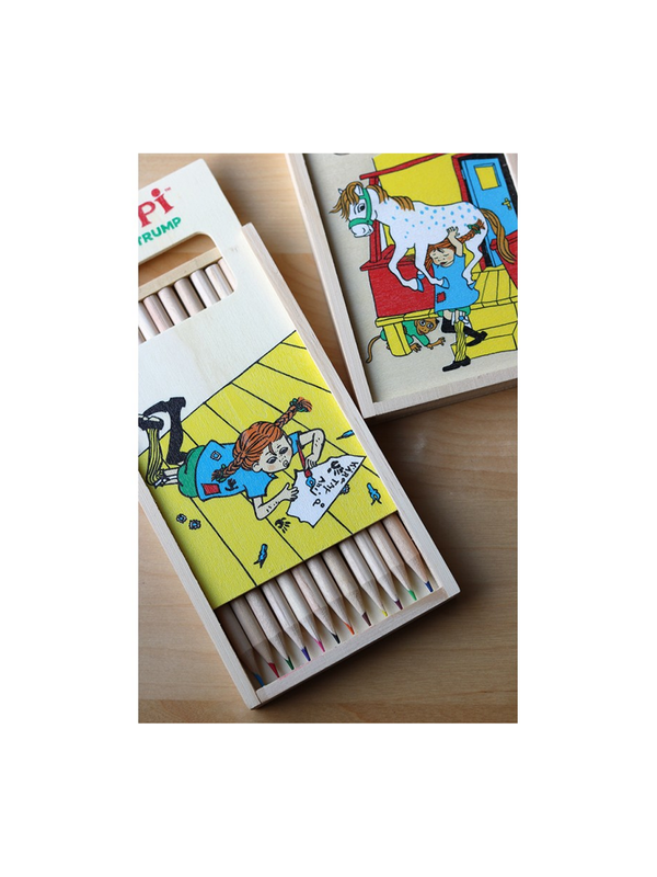 Buntstifte in einer Holzschachtel mit Motiv „Pippi schreibt“