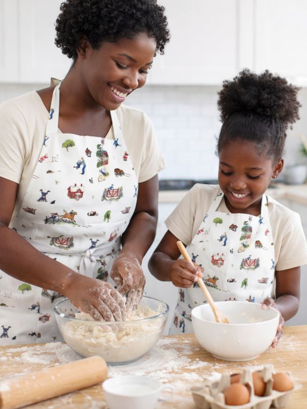 Apron Emil in Lönneberga white - Kids