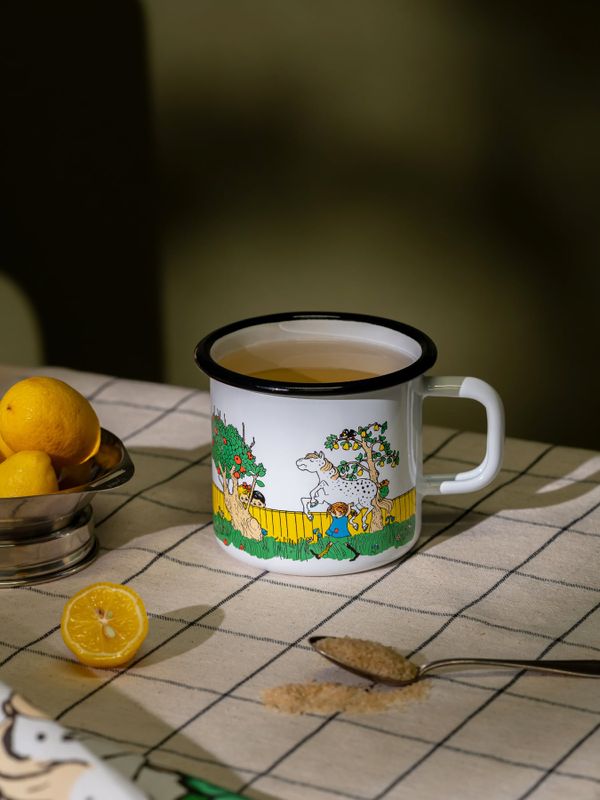 Emaljmugg Pippi Långstrump lyfter Lilla Gubben 3,7 dl - Vit