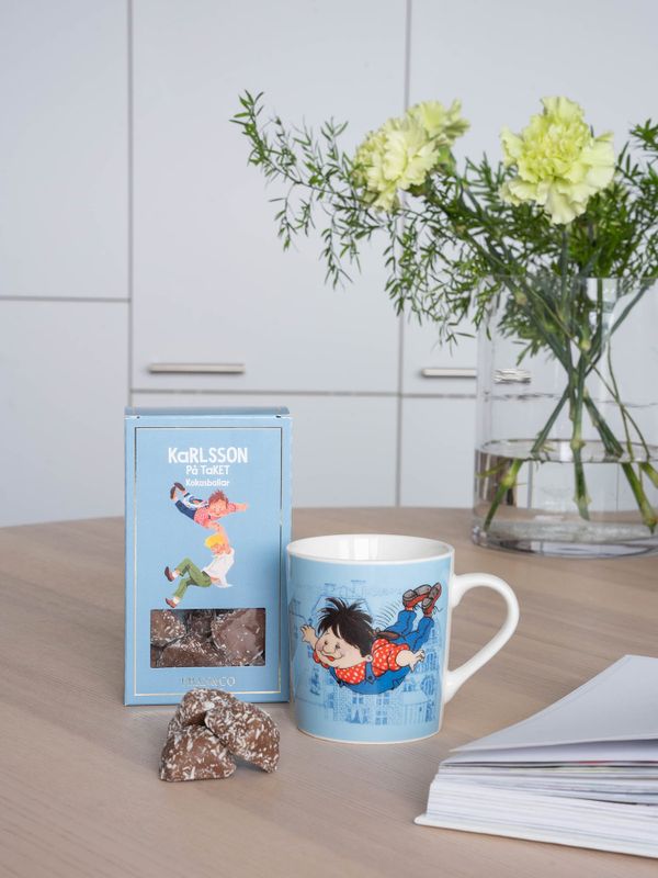 Presentkit Karlsson på taket med mugg och godis