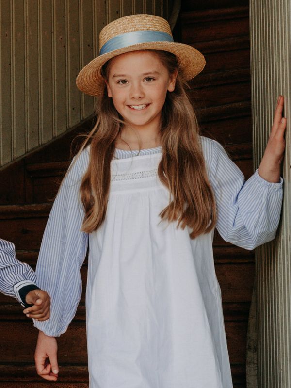 Madicken-Kleidungsset – Kleid und Strohhut