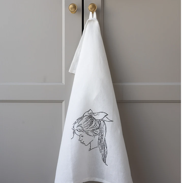 White kitchen towel Mardie, chapter 1