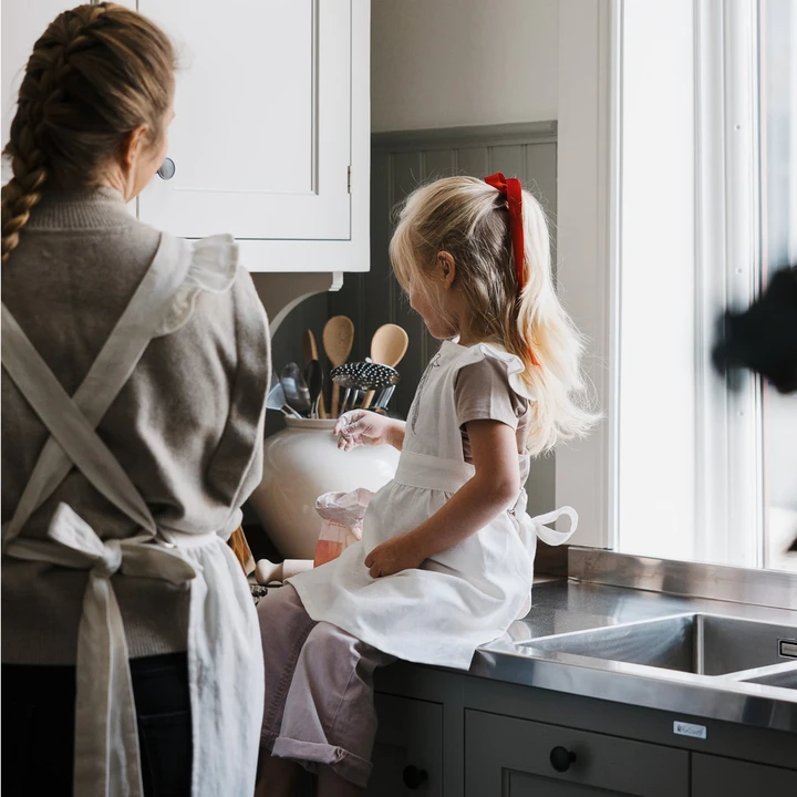 White apron Mardie - 2-4 years chapter 1