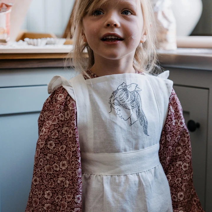 Vitt barnförkläde 2-4 år - Madicken, Kapitel 1