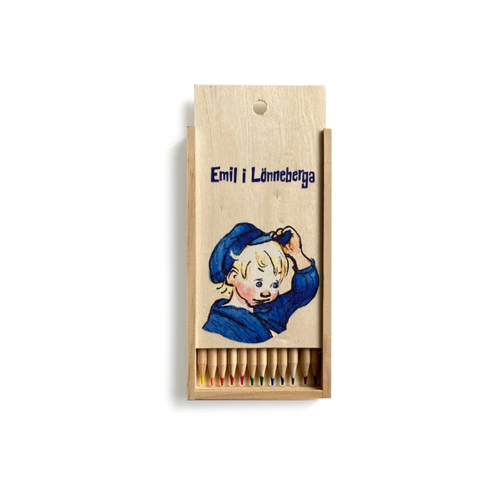Buntstifte in einer Holzschachtel mit Motiv „Michel aus Lönneberga“